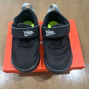 Nike Team Hustle D10 sneakers in black and metallic silver size 7